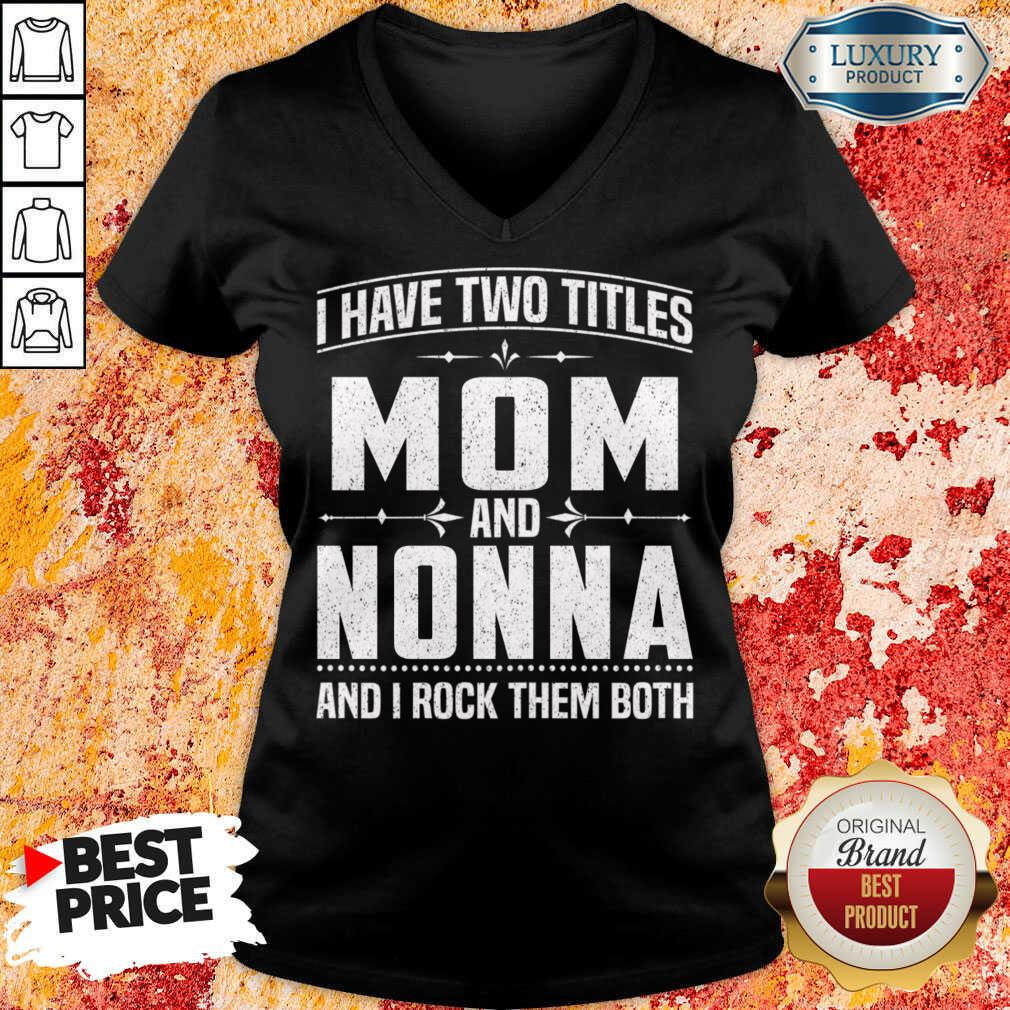 I Have Two Titles Mom And 5 Nonna V-neck - Design by Soyatees.com